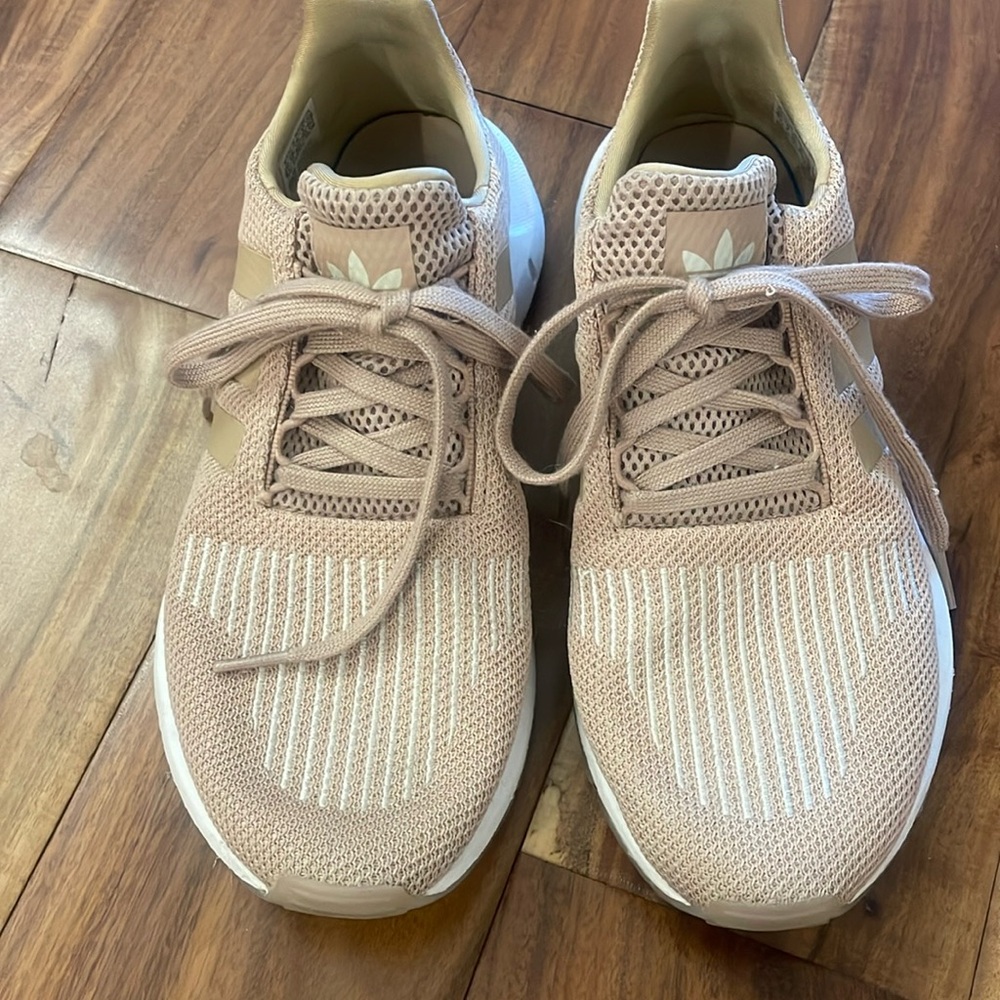 EUC Ladies Adidas sneakers sz 8.5